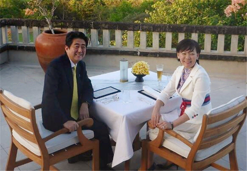 日本第一夫人安倍昭惠,一生无子,爱酗酒,安倍为何宠她33年?