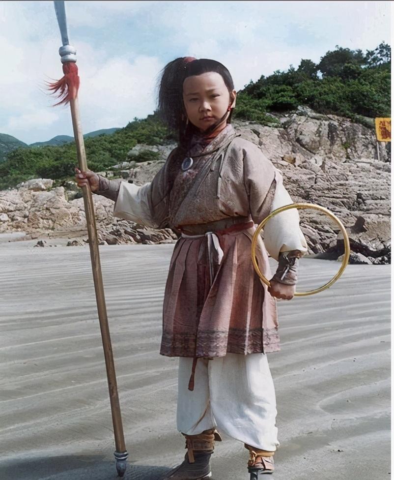 童星出道走红,与蓝盈莹分手后,从顶流沦为垫底,他有望翻红吗?