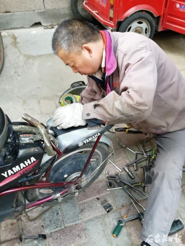 路边修车27年实诚热心的刘三牛赢得众口称赞