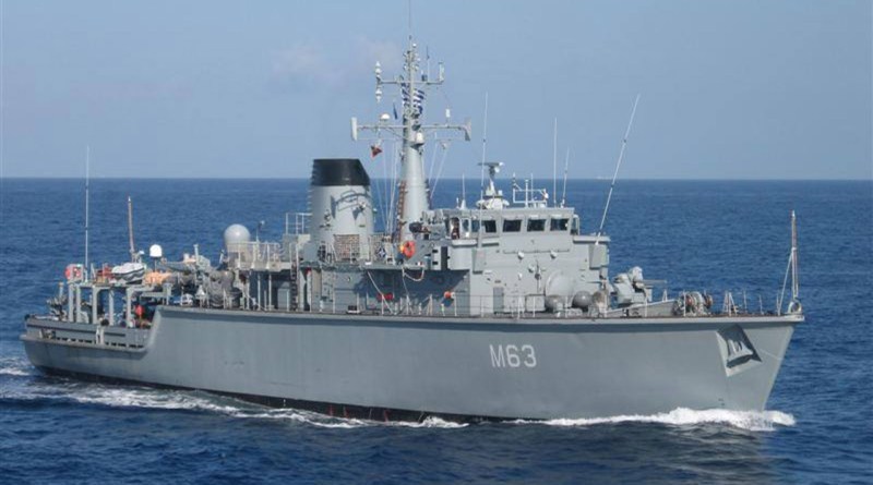 希腊海军一扫雷舰遭5万吨货轮撞击屁股直接没了