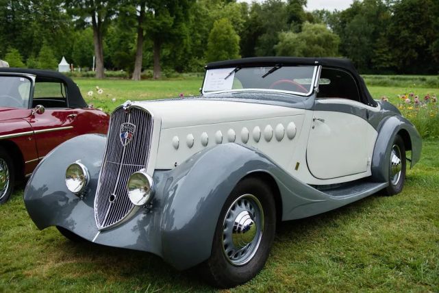 图:标致401 coupe,标准的硬顶双门设计.