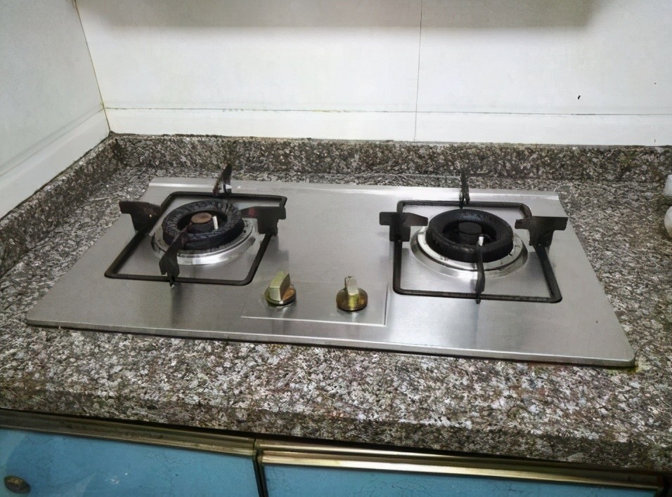 怎么去除灶台的污垢?准备几样材料,打扫的干干净净_腾讯新闻