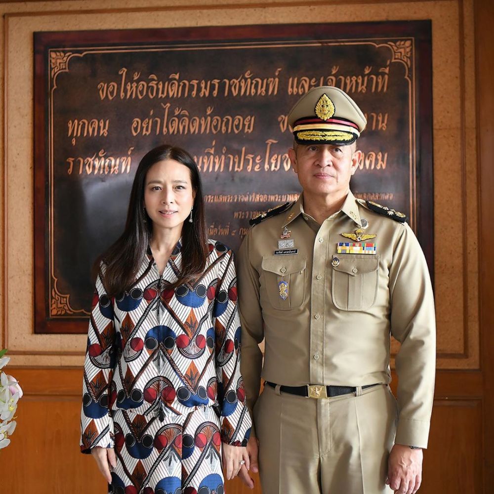 泰国诗妮娜贵妃蓝衣配绿宝石奢华,虽出狱却仍被监视,身后官员非同一般