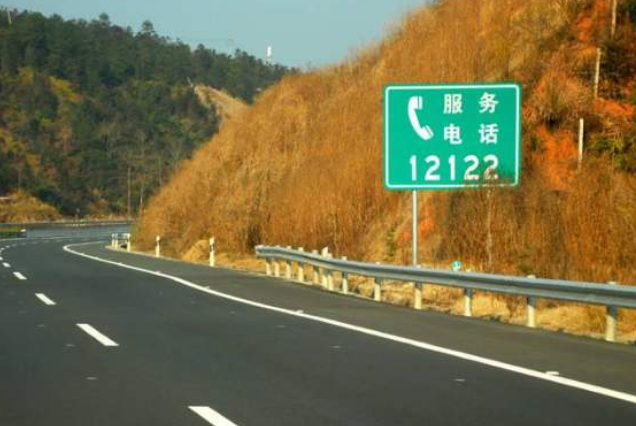 两小车发生轻微事故后不撤离随后一幕惊呆民警这种行为