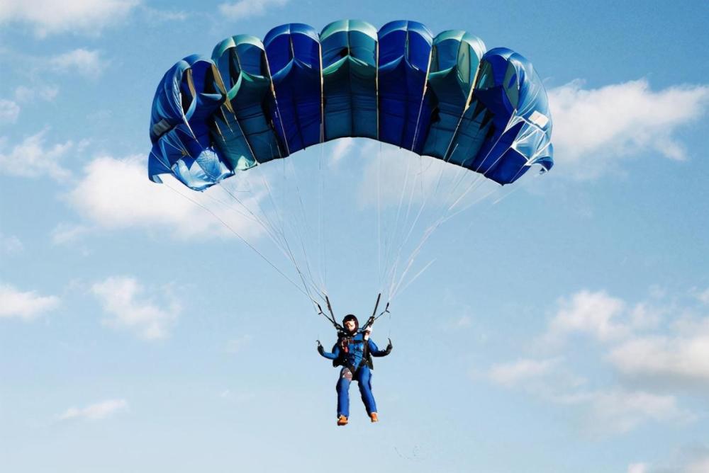 为何禁止射杀跳伞飞行员?日本不听劝阻打破惯例,惨痛教训不能忘