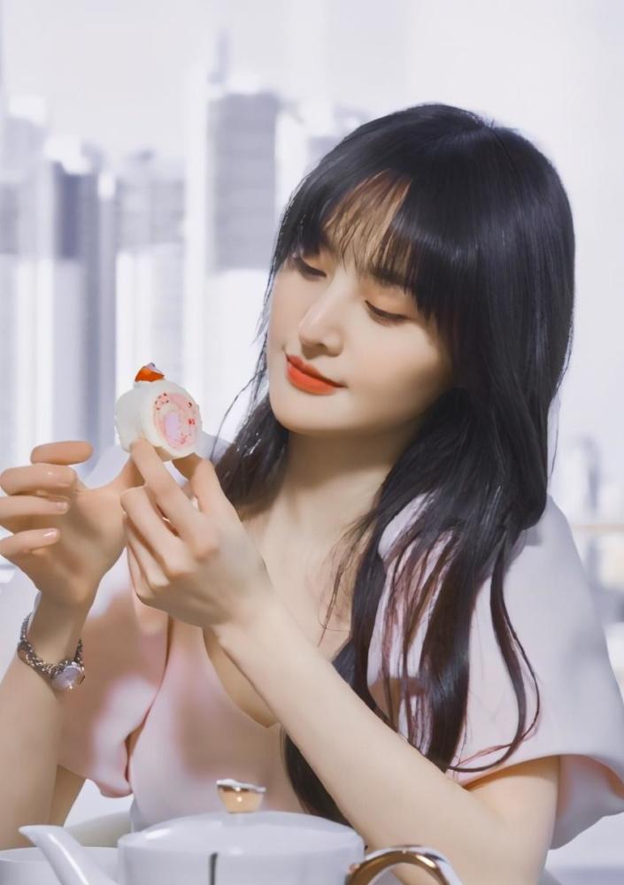 29岁郑爽近照怼脸,眼窝凹陷发际线秃露,素颜女神满脸疲惫惹争论_腾讯