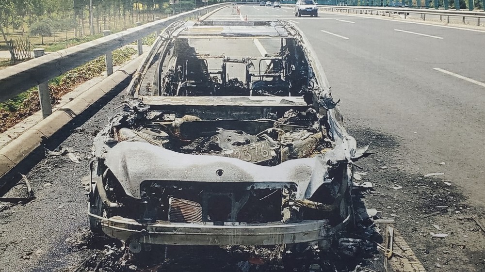 北京|北京一男子为骗保高速路上点燃奔驰，一审获刑2年