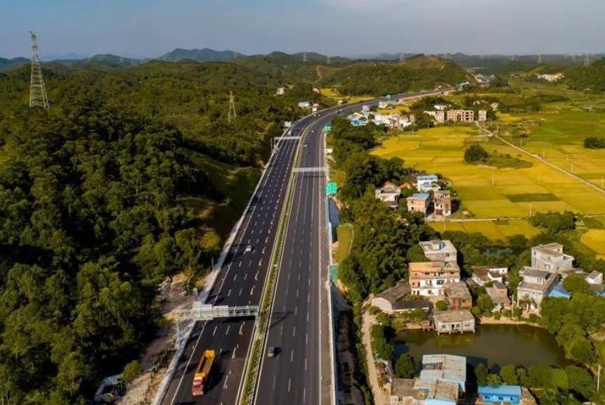 很多省份都有8车道高速了,像沈大高速,济青高速,宁沪高速,福厦高速