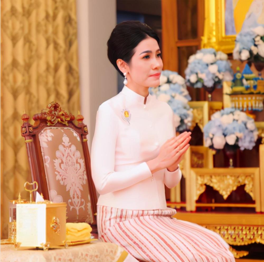 诗妮娜为婆婆祈福,白衣配条纹裙端庄典雅,婆婆年轻时穿白衣也惊艳