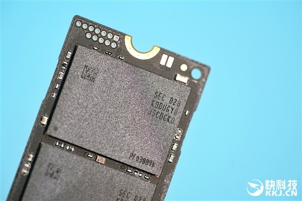 这次980 pro不再使用mlc,而是tlc,1tb版寿命为600tbw,比上一代970 pro