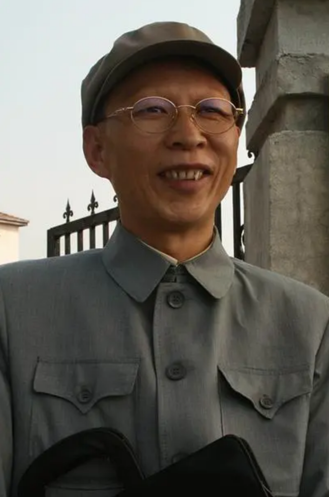 但李明是荧幕中的坏蛋,生活中的好人.