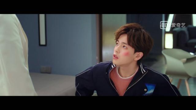 白天贾元吉偶遇同样为情所困的徐莉,更是为了帮助她