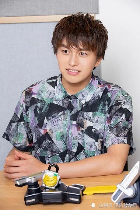 假面骑士铠武 Csm宣传纪念 主演佐野岳 小林豊为其打call 腾讯新闻