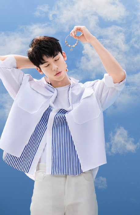 许光汉穿上蓝色西装,变身初恋男神,如此阳光谁又能不爱