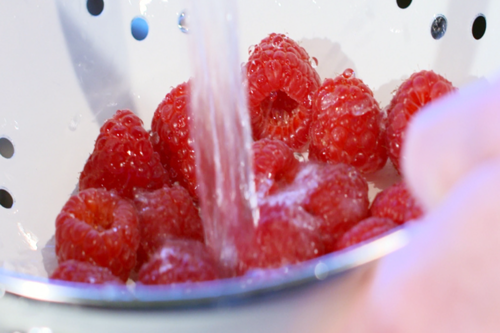 用 盐水来浸泡水果和蔬菜是很多家长都喜欢的一种方式,但如果浸泡的