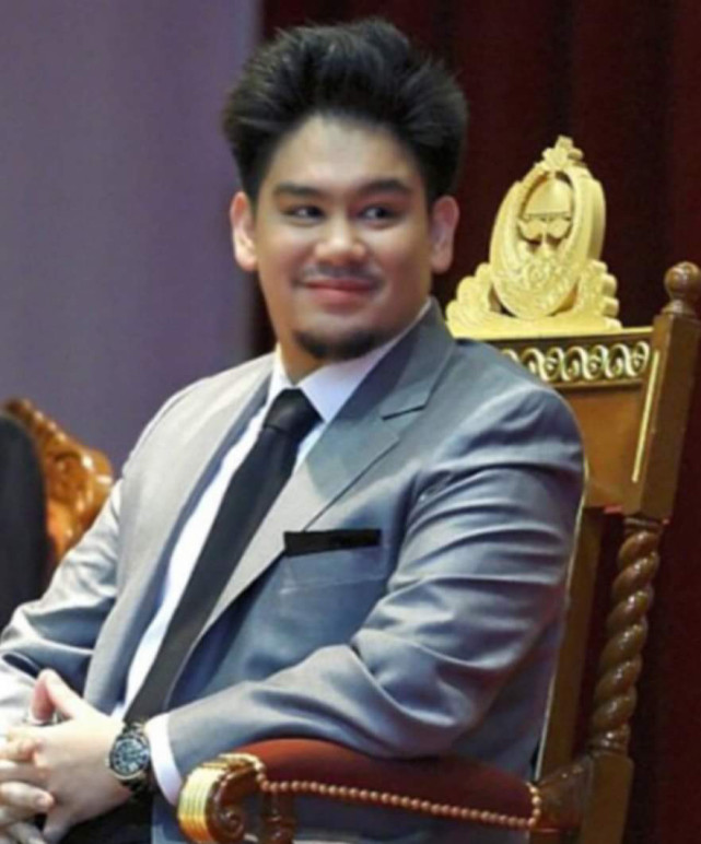 爱追女明星的文莱王子38岁病故生母是下堂王妃王妃哭成泪人