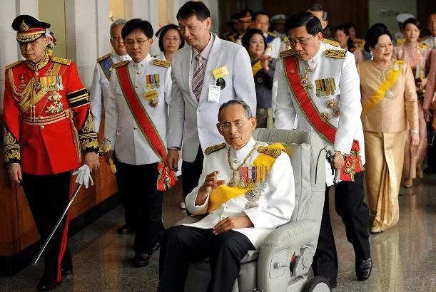 前任泰王普密蓬为何不喜欢英拉现任泰王和英拉又是什么关系