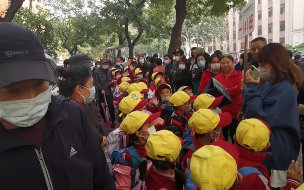 人行道|西城一小学门口人行道停满私家车，学生放学挤得水泄不通