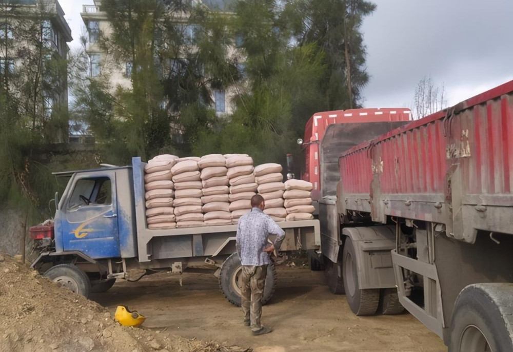 是水泥店,小工地,一些农村的自建房用料,李哥现在除了拉水泥还拉砖头