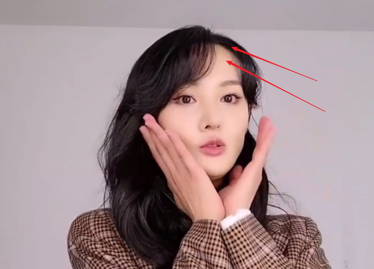 郑爽亲自录制活动视频颜值状态略显憔悴发际线也太堪忧了