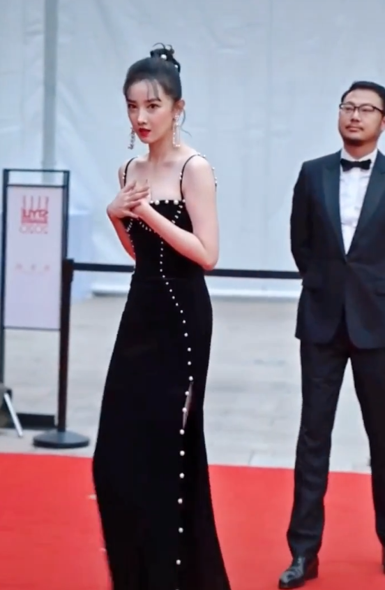 陈小纭红毯吊带裙惊艳亮相却因手部动作被调侃真的太矫情了