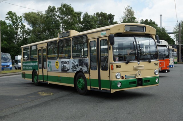 梅赛德斯奔驰o405双轴巴士放弃圆润走向方正的经典车型