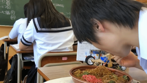 "老师上课期间忘记关投影仪,搜索内容太尴尬了!"哈哈哈……学生悠着点