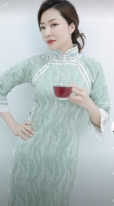 熊黛林再穿旗袍展曼妙身姿,端庄典雅贵气十足,脚上鞋子抢镜