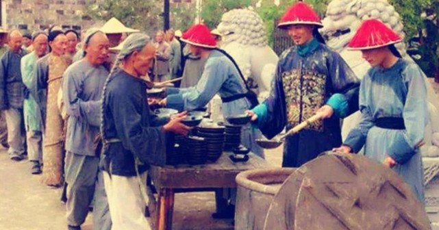 和珅赈灾往粥里加沙子,乾隆竟对其赞赏有加,百年后被世界认同