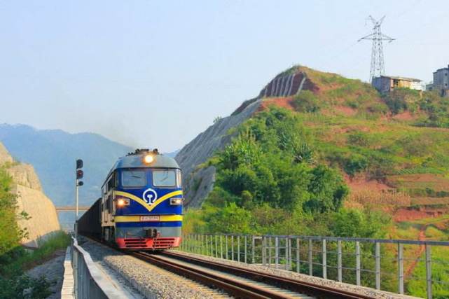 打开腾讯新闻,查看更多图片 >这条铁路就是隆百铁路,铁路全长800余