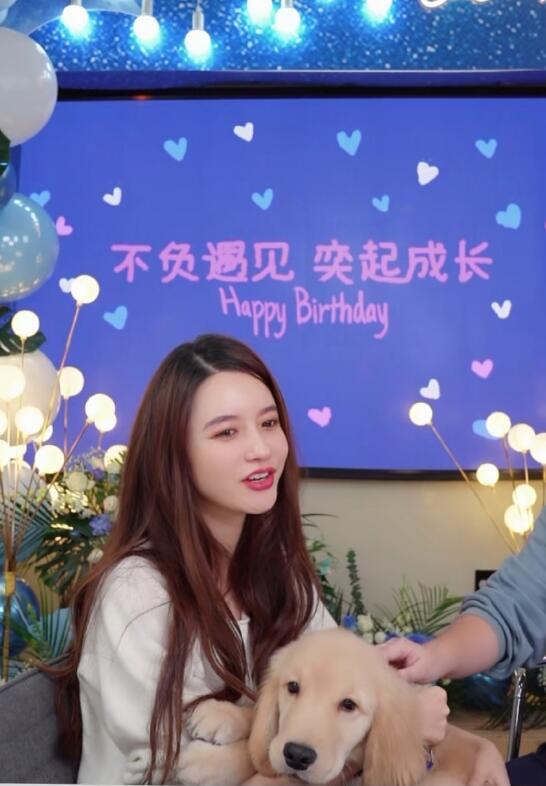 张大奕|总裁夫人PK张大奕带货，一袭白色束腰长裙气质脱俗，烈焰红唇气场强大