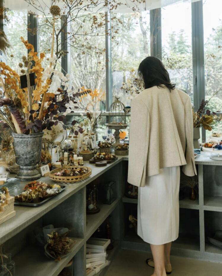 张大奕|总裁夫人PK张大奕带货，一袭白色束腰长裙气质脱俗，烈焰红唇气场强大