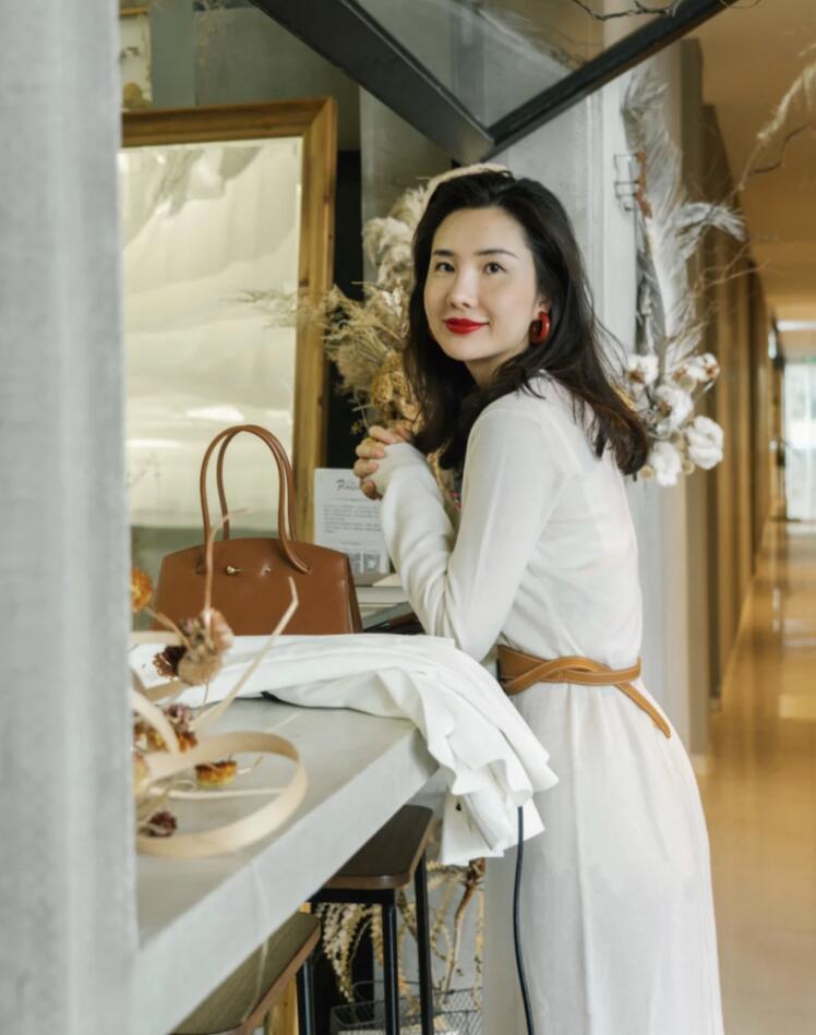 张大奕|总裁夫人PK张大奕带货，一袭白色束腰长裙气质脱俗，烈焰红唇气场强大