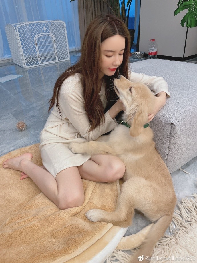 张大奕|总裁夫人PK张大奕带货，一袭白色束腰长裙气质脱俗，烈焰红唇气场强大