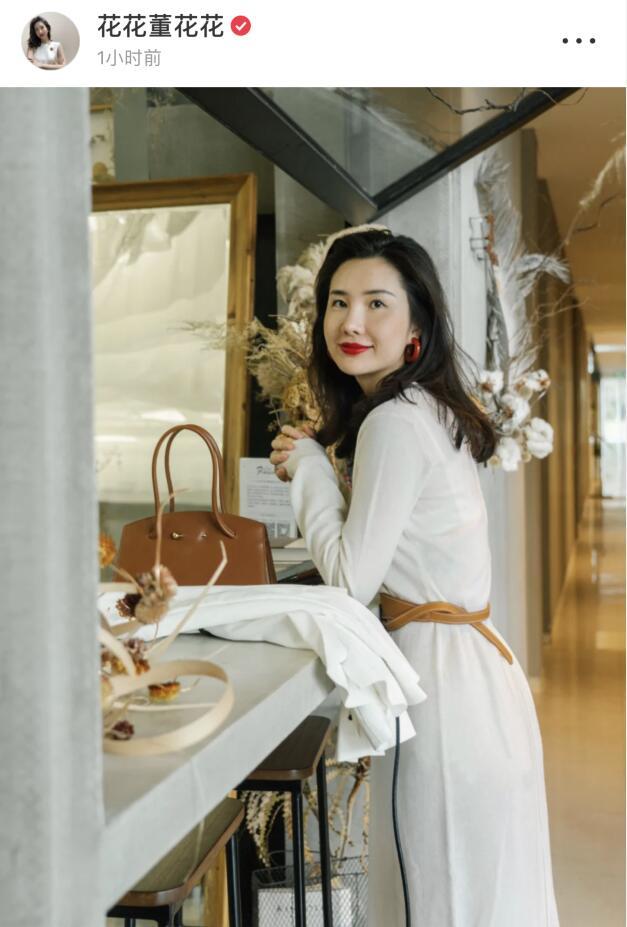 张大奕|总裁夫人PK张大奕带货，一袭白色束腰长裙气质脱俗，烈焰红唇气场强大