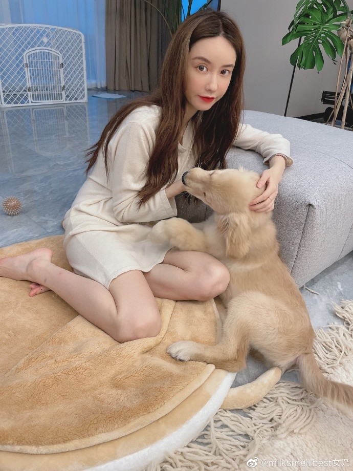 张大奕|总裁夫人PK张大奕带货，一袭白色束腰长裙气质脱俗，烈焰红唇气场强大