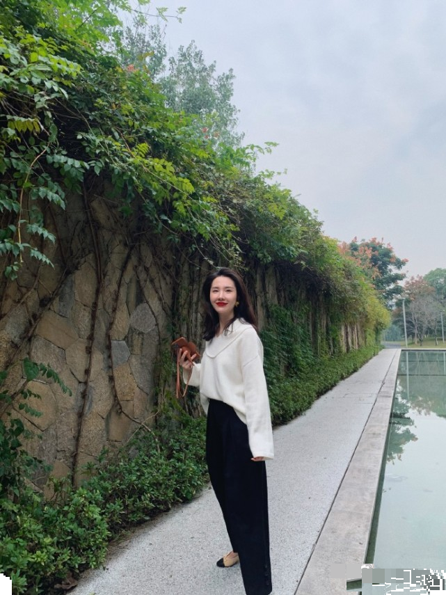 张大奕|总裁夫人PK张大奕带货，一袭白色束腰长裙气质脱俗，烈焰红唇气场强大