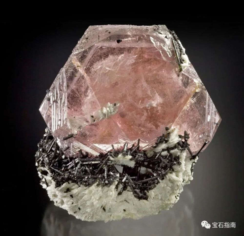 惊叹大自然之美盘点彩色宝石们的原石之态