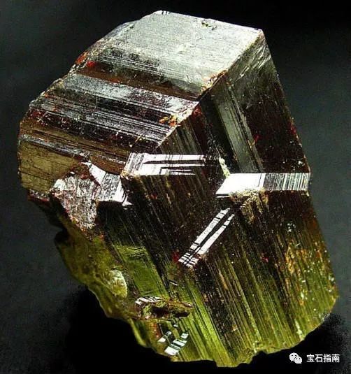 惊叹大自然之美盘点彩色宝石们的原石之态