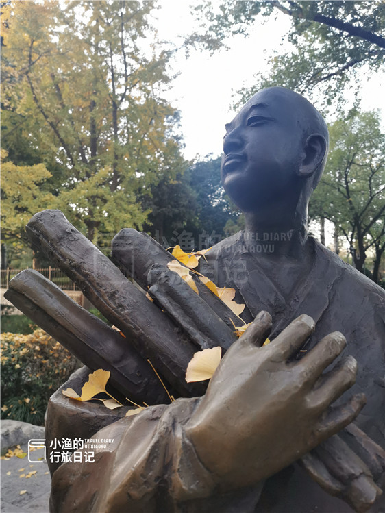 <b>西安闹市清静地，紧邻大雁塔却被许多游客忽略，深秋美如画</b>