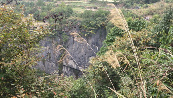 永州響鼓嶺驚現120米深坑奇景