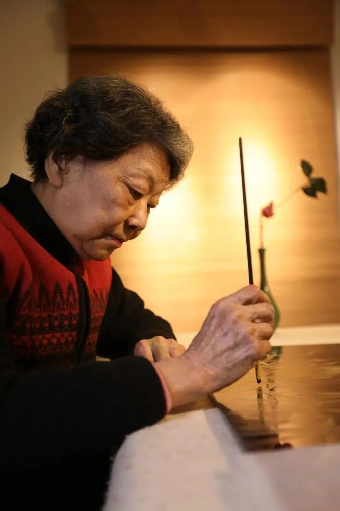 中国工艺美术|福建省工艺美术大师吴守端｜无勾勒晕金技法 谱写漆艺界新晨曲