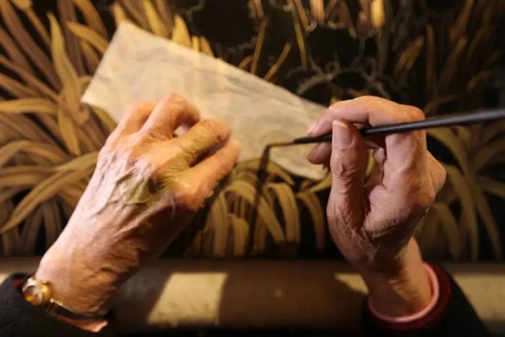 中国工艺美术|福建省工艺美术大师吴守端｜无勾勒晕金技法 谱写漆艺界新晨曲