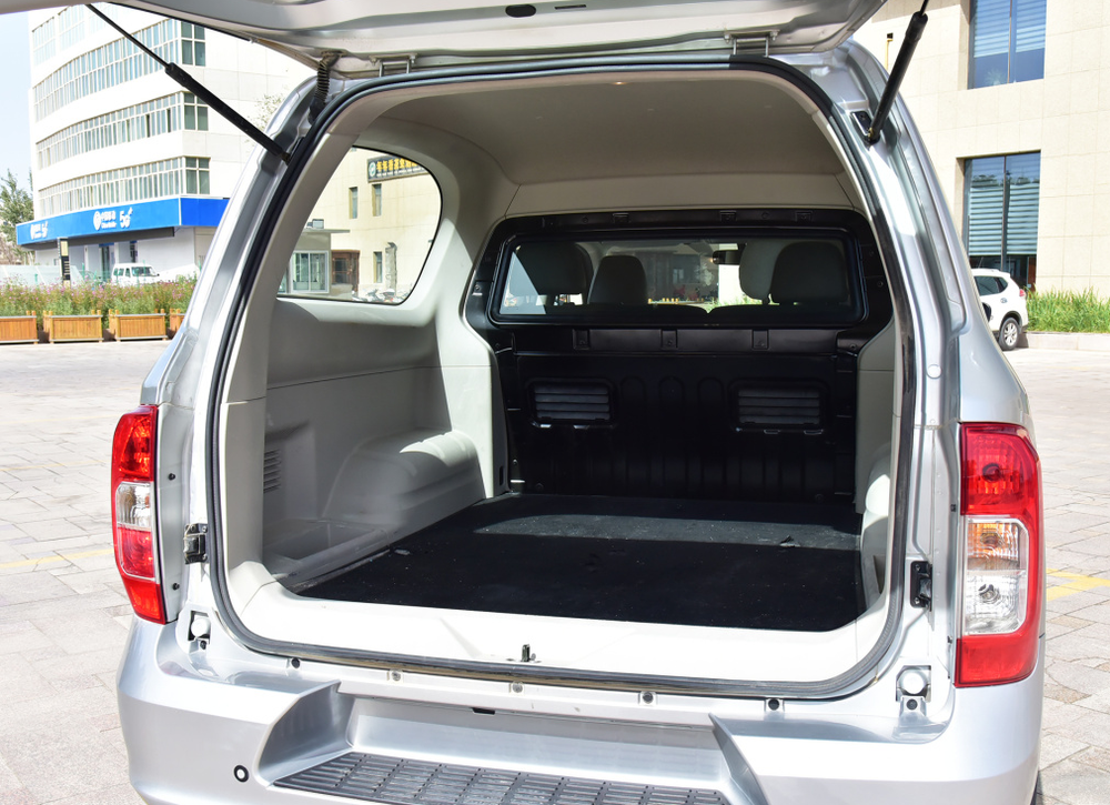 郑州日产出品挂东风车标借宝马机头这款帕拉索皮卡如何