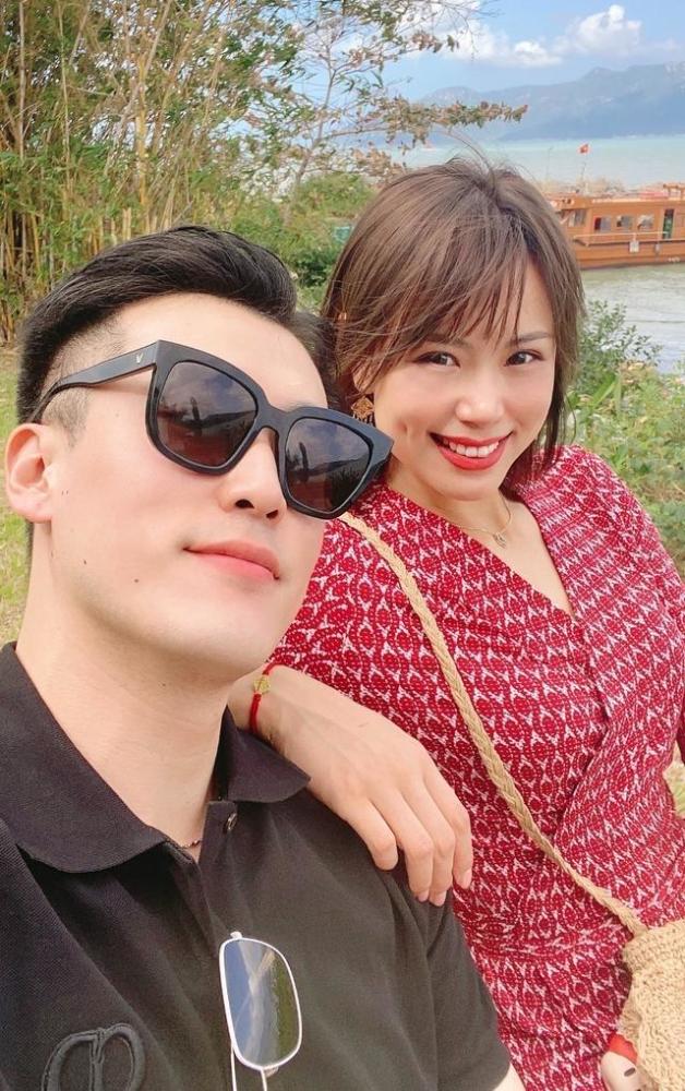 曾春蕾新婚老公身份首曝光,事业有成的海归暖男,两人相亲认识_腾讯