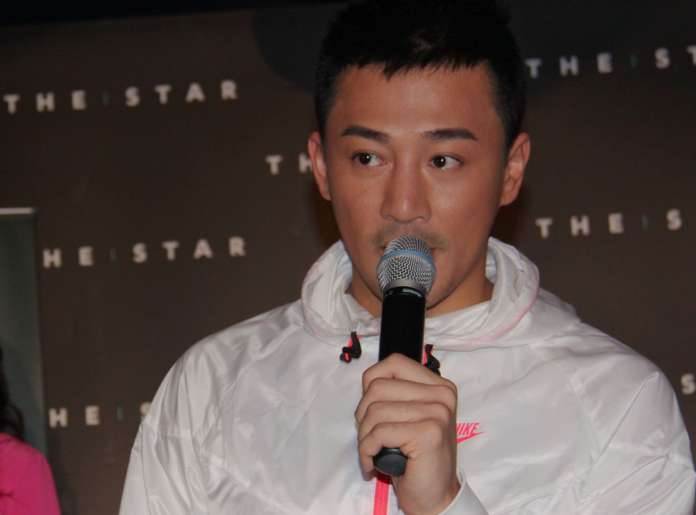 苗侨伟机场遇林峰,顺口喊了一声爆薛,林峰