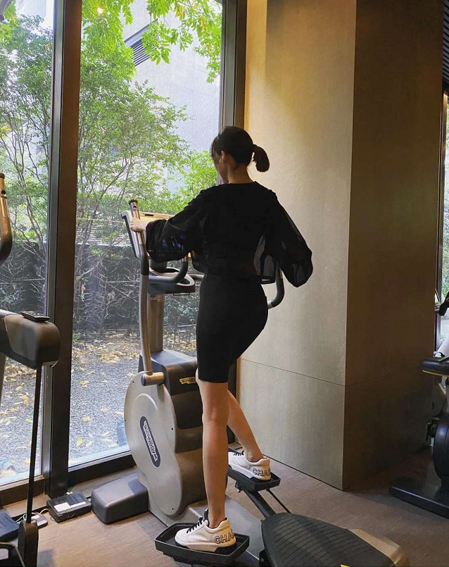 陈若仪罕晒健身美照,穿透视运动装秀身材,曲线完美不像三娃辣妈