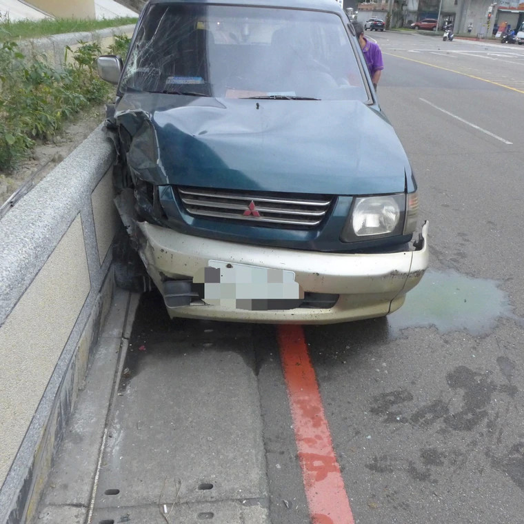 蔡亚臻|37岁女星车祸枉死，等红灯被后方车辆卷入车底，现场画面曝光