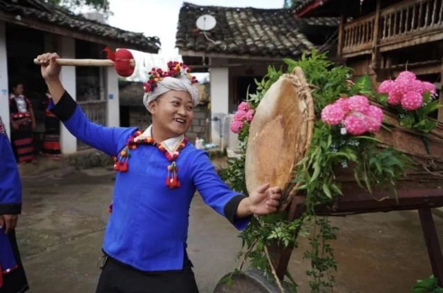 而舞蹈,则以德昂族水鼓舞为代表,一般在"浇花节"的庆典活动中表演