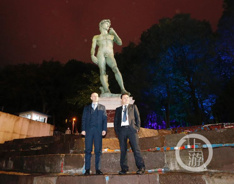 大卫雕塑亮灯仪式川美举行校长庞茂琨获意大利之星荣誉勋章